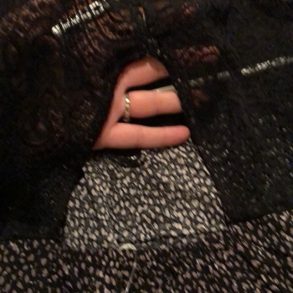 Sleeveless Black and tan print top - Picture 3 of 5